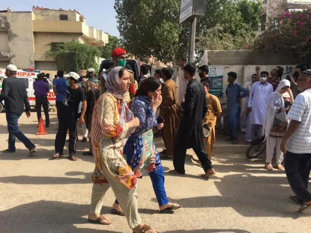 విమానం కూలిన ప్రాంతంలో ప్రజలు