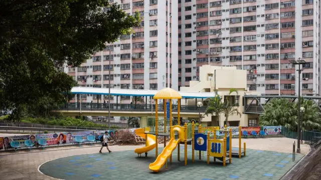 一名男子在香港九龍彩雲邨一處兒童遊樂設施前走過（28/9/2018）