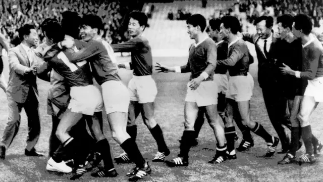 Los jugadores de Corea del Norte celebran su histórica victoria sobre Italia en 1966.