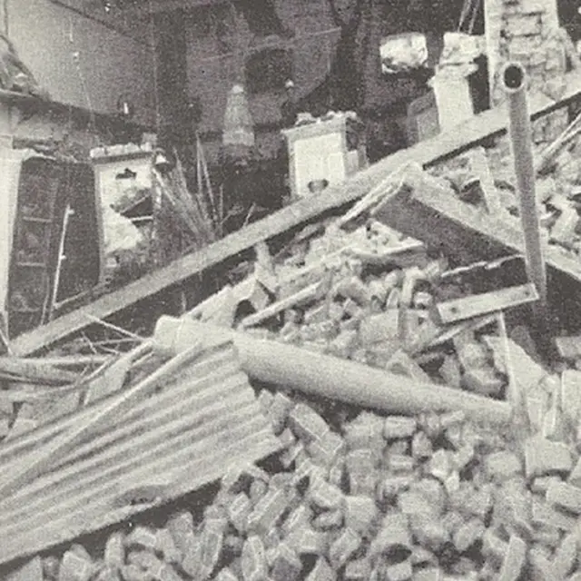 بروس روڈ (موجودہ جناح روڈ) پر تباہ ہونے والی ایک دکان کا منظر