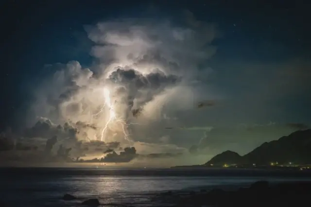 "عاصفة رعدية طارقة"، لـ آرون تشو - تايوان