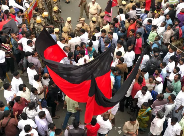 కరుణానిధి కోసం విలపిస్తున్న పార్టీ కార్యకర్తలు