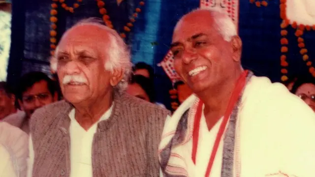 મનુભાઈ પંચોલી 'દર્શક' સાથે નાગજીભાઈ દેસાઈ