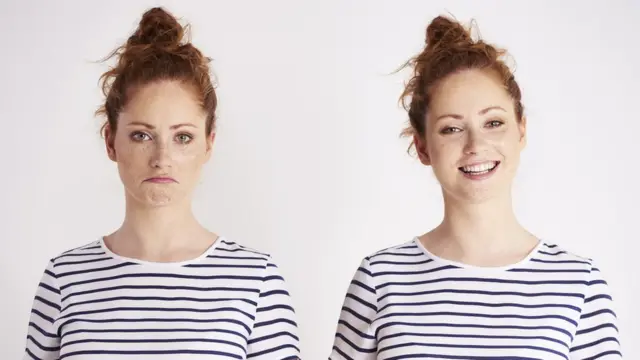 Mujeres con distintas expresiones faciales.