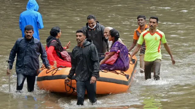 చెన్నైలో కురిసిన భారీ వర్షాల తర్వాత నీట మునిగిన ప్రాంతాల నుంచి ప్రజలను బోటులో తరలిస్తున్న ఫైర్ ఫైటింగ్ సిబ్బంది