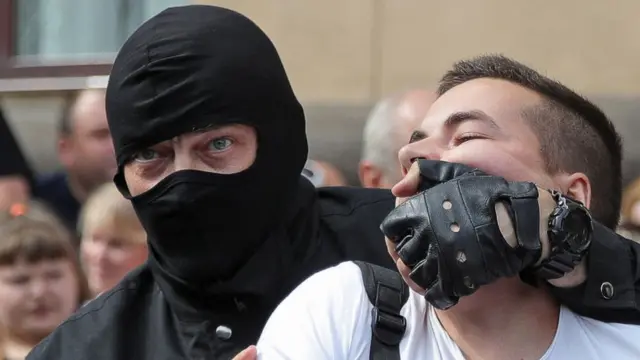 Акциянын катышуучулары Эгемендик сарайынын көздөй жөнөдү. Жолдо күч түзүмдөрү бир нече кишини кармады