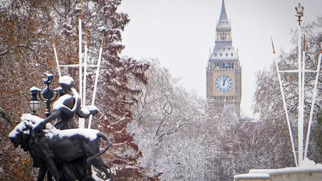 Un parque de Londres nevado