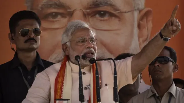 નરેન્દ્ર મોદી ભાષણ આપી રહ્યા છે