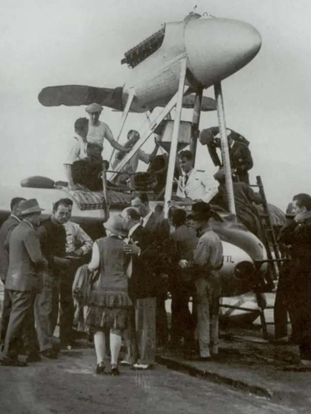 Avión con personas alrededor.