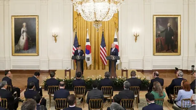 문재인 대통령과 조 바이든 미국 대통령이 지난 5월 21일 오후(현지시간) 한미정상회담 뒤 백악관 이스트룸에서 공동 기자회견을 하고 있다.