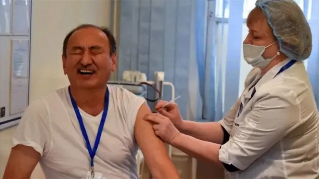 Қозоғистон Соғлиқни сақлаш вазири эмланмоқда