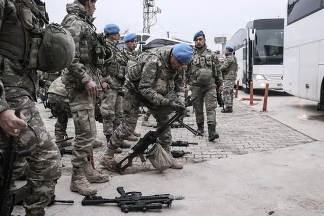 نظامیان ترکیه در مسیر مقرهای نظارتی در استان ادلب سوریه.