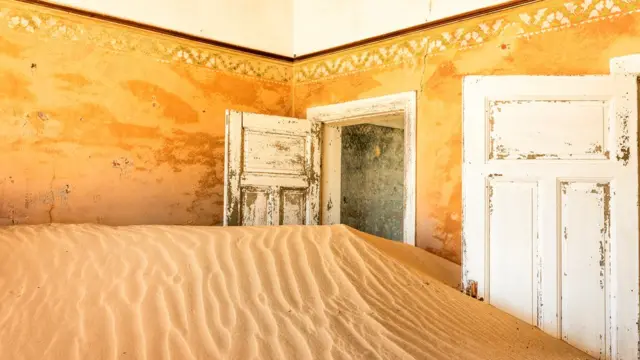 Casa abandonada que el desierto está retomando.