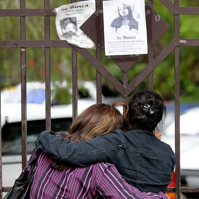 Dos mujeres esperan a las puertas de Medicina Legal, en San Salvador, información sobre las víctimas después de que unos pandilleros, según la policía, quemaran un autobús.