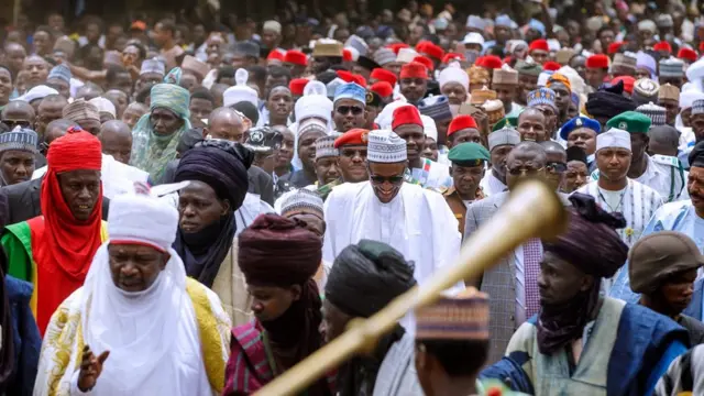 Dubban magoya bayan shugaban ne suka yi masa maraba