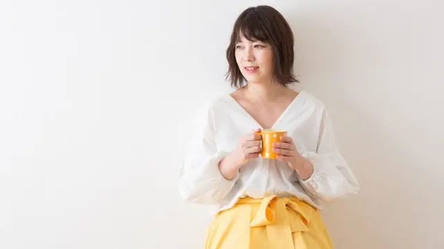 سيدة تشرب فنجان شاي