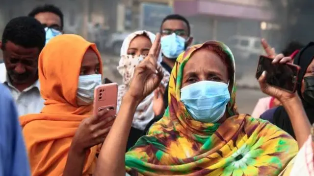 نساء يشاركن في مسيرة بالخرطوم