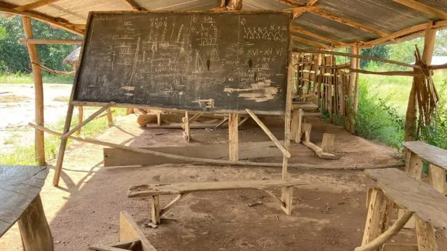 Une salle de classe délabrée