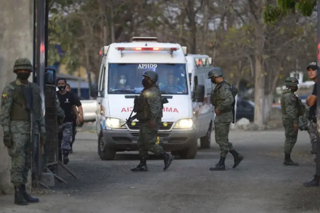 ارتش زندان را در محاصره دارد و آمبولانسها رفت و آمد میکنند