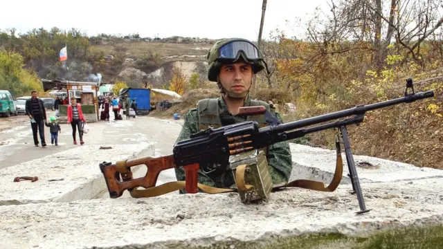 У самопроголошених "ДНР" та "ЛНР" заперечують дані української сторони про багатьох загиблих сепаратистів і у відповідь стверджують про "сотні втрат" сил АТО лише на Світлодарській дузі