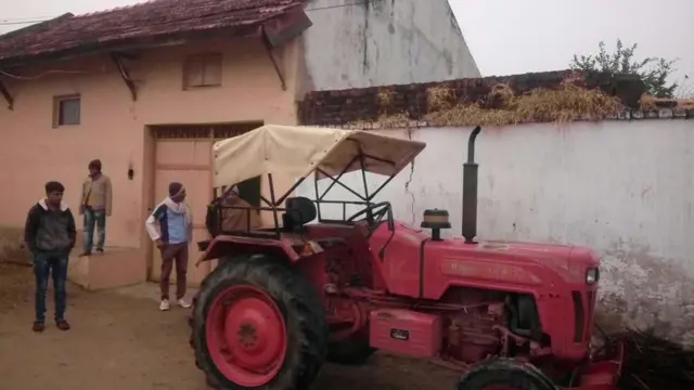 হার্দিকের পৈতৃক বাড়ির সামনে দাঁড়িয়ে তার প্রিয় ট্রাক্টর