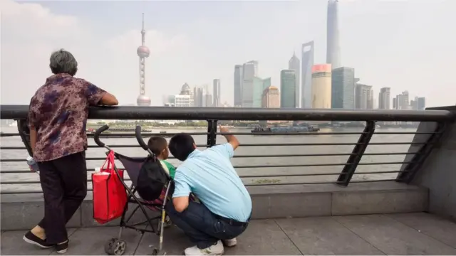 في الصين، تتوقع الحكومة أن يتولى أفراد الأسرة مسؤوليات رعاية كبار السن والأبناء