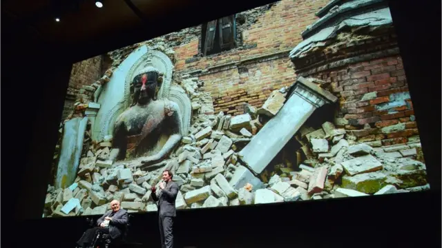 Бертолуччи и исполнитель главной роли в фильме "Маленький Будда" американский актер Кину Ривз на презентации благотворительной акции в поддержку Непала в Риме. 23 мая 2015 г.