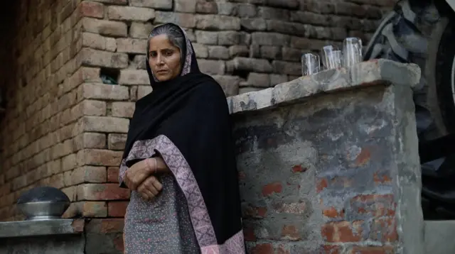 बलजिंदर कौर (मनप्रीत सिंह की मां) गांव मंडी कलां, बठिंडा में अपने घर पर