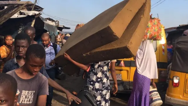 Ile aye. Ọpọ to ni ile lori laarọ lo di alainile lori mọ ni ọsangangan