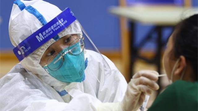 7月26日，南京市一處核酸檢測點內，醫務人員為市民進行核酸檢測取樣。