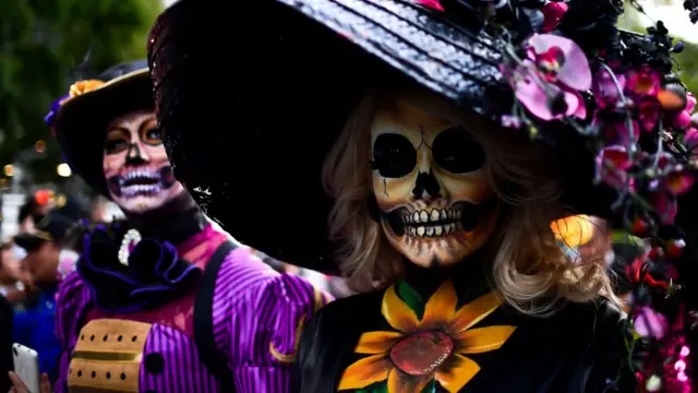Mujeres disfrazadas de Catrina.