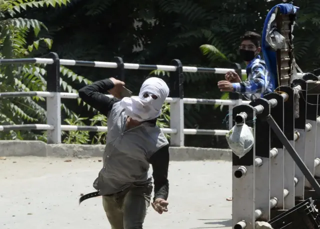 காஷ்மீரில் தீவிரவாதி புர்ஹான் வானியின் நினைவஞ்சலி கூட்டத்தில் வன்முறை