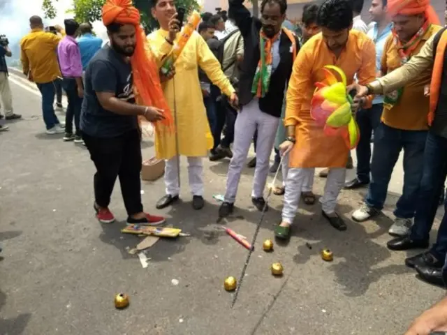 भाजपच्या बंगळुरू कार्यालयात फटाके.