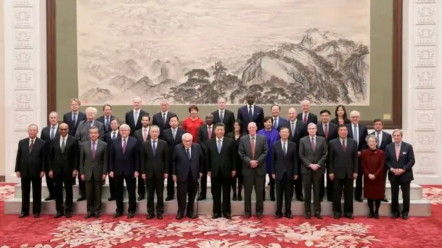 Кіссінджер на економічному форумі в Китаї 2019 року. На фотографії він стоїть у першому ряду, праворуч від Сі