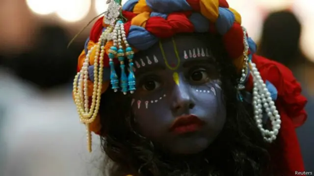 શ્રીકૃષ્ણના વેશમાં એક બાળક