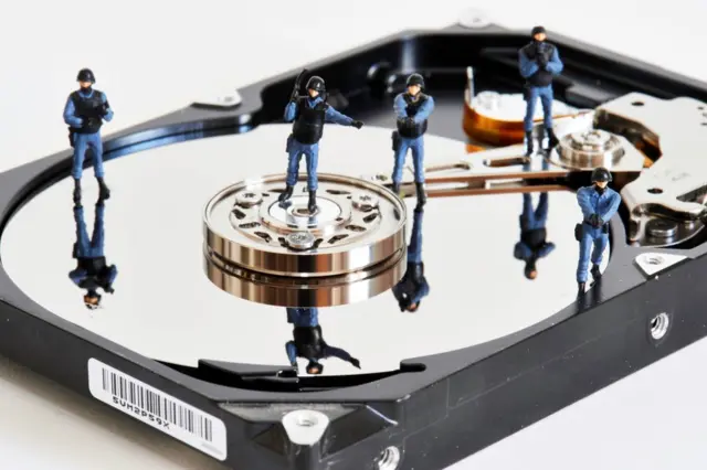 Sabit disk üzerinde duran figüranlar.