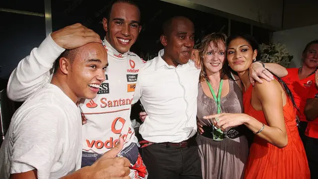 چپ به راست: نیک (برادر)، لوئیس همیلتون، آنتونی (پدر)، لیندا (نامادری) و نیکول شرزینگر پس از اولین قهرمانی همیلتون؛ سال ۲۰۰۸ در برزیل