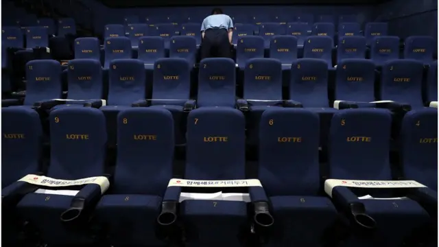 영화관 등 16종 시설은 이용이 가능하지만, 테이블 간 1ｍ 거리두기를 해야 한다