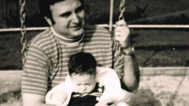 John Vlahos com o pequeno Jamesbetpix apostaum balanço