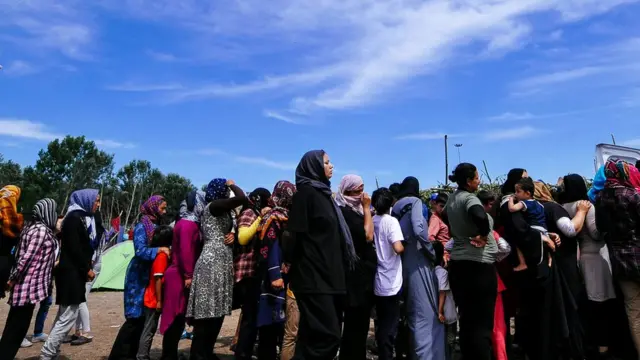 Mülteci kampında göçmenler