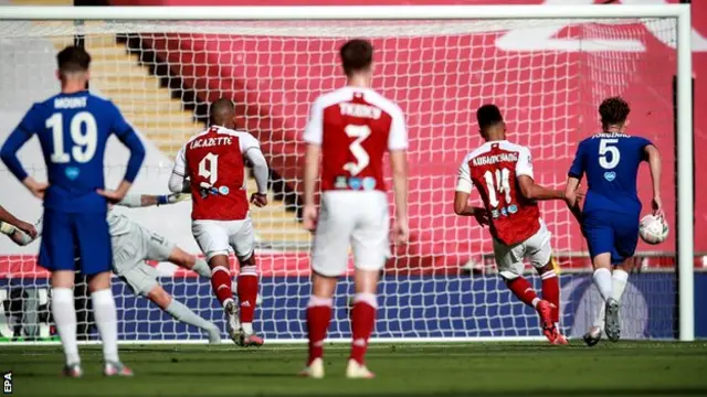 Pierre-Emerick Aubameyang transforme le pénalty