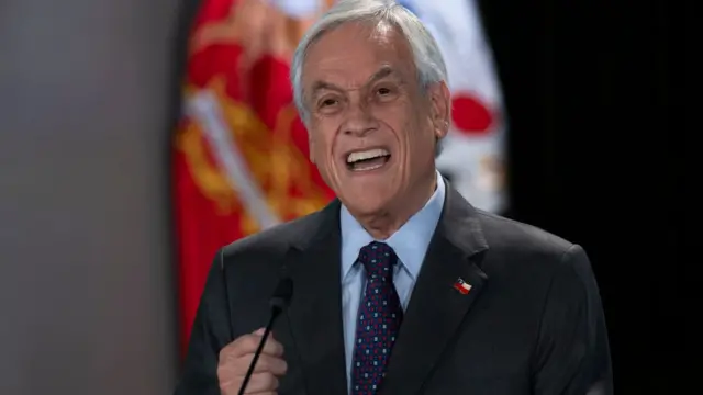 Sebastián Piñera falando em microfone