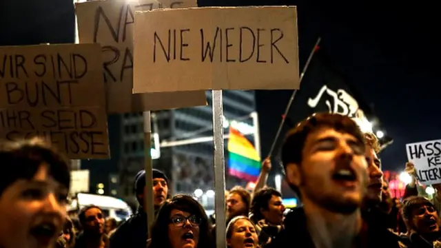 బెర్లిన్‌లో ఆందోళన చేస్తున్న నిరసనకారులు