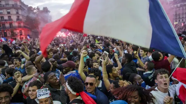 Franceses comemoram vitória da França na semifinal da Copa da Rússia