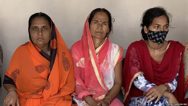 काजल की मां मंजू देवी (बीच में) और उनका परिवार