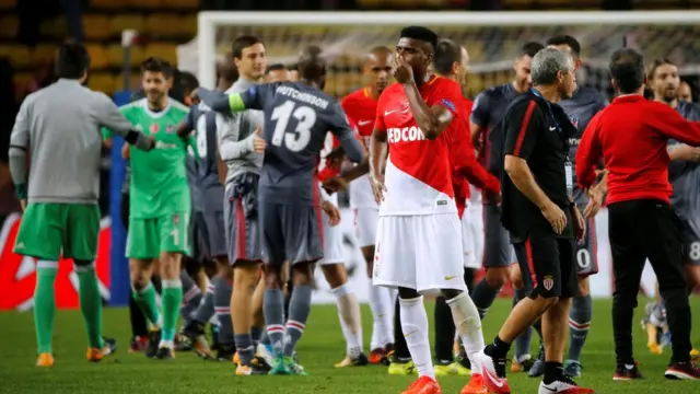 لاعبو بيشكتاش يحتفلون بالفوز على موناكو بعد المباراة