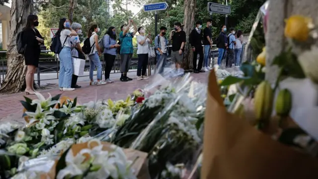 香港市民在英国总领事馆外排队等候入内签署吊唁册（9/9/2022）