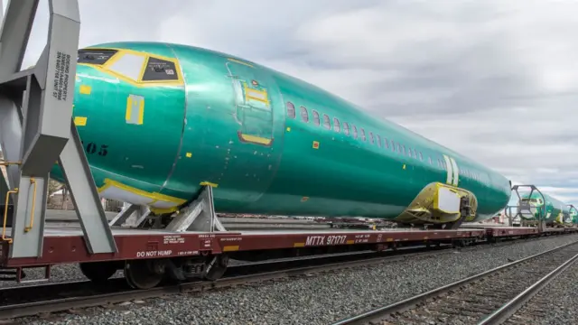 ইরানের একটি বিমান কোম্পানিকে ৩০টি বিমান বিক্রির জন্য ২০১৭ সালে এক চুক্তি করেছিল বোয়িং। এখন সেই চুক্তি বাতিল ছাড়া গতি নেই।