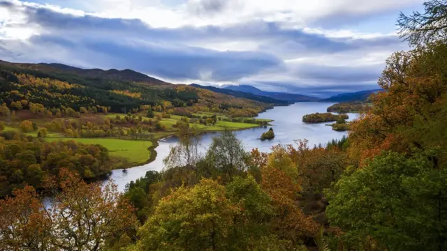 Вид на озеро и холмы.