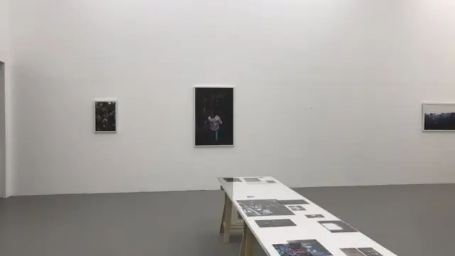 บรรยากาศนิทรรศการที่ Gallery VER ก่อนเจ้าหน้าที่สั่งให้ปลดงานศิลปะทางการเมืองเมื่อปีที่แล้ว